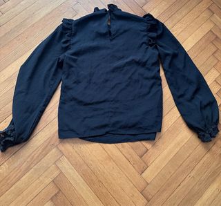 Camicia nera con pizzo e rouches