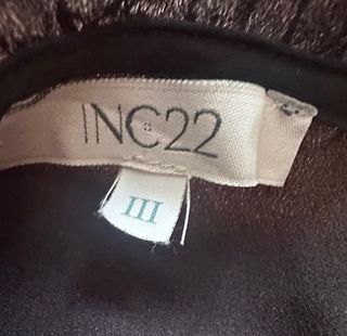 Camicia nera con pizzo e rouches