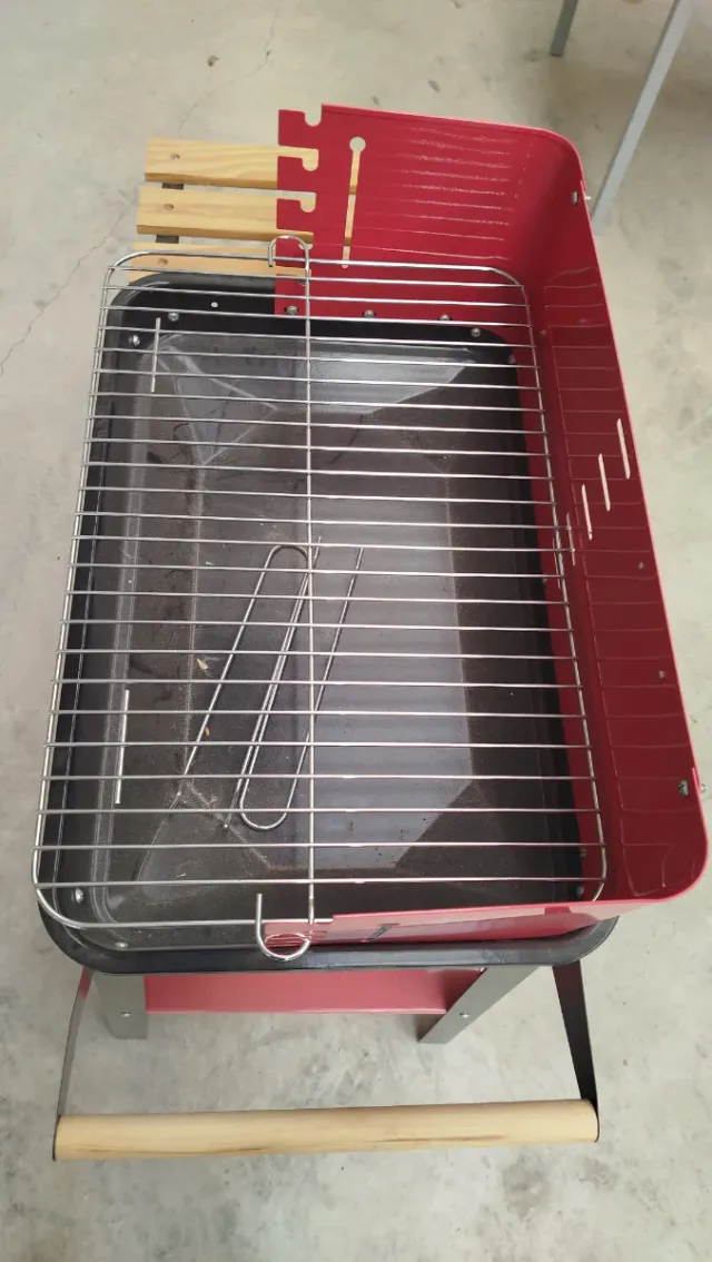 Barbecue in metallo rosso con ruote. Completamente nuovo