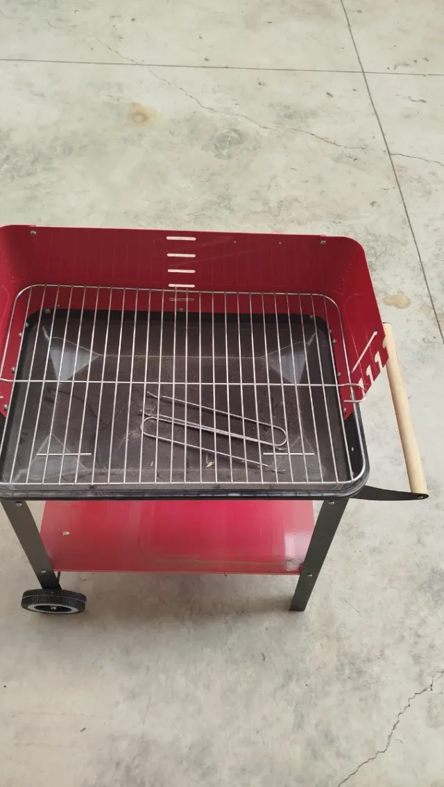 Barbecue in metallo rosso con ruote. Completamente nuovo
