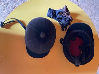 Fustas , cascos y guantes equitación p