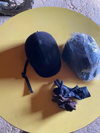 Fustas , cascos y guantes equitación p