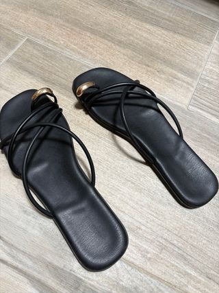 Sandalias Bershka negras con detalle dorado