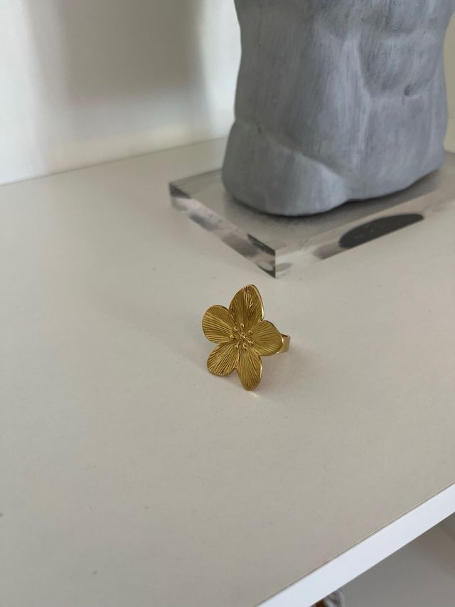 Anillo flor dorado