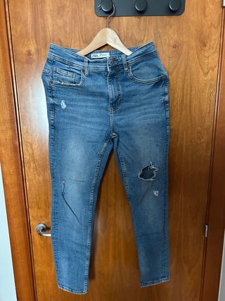 Pantalones pitillo Zara azules desgastados