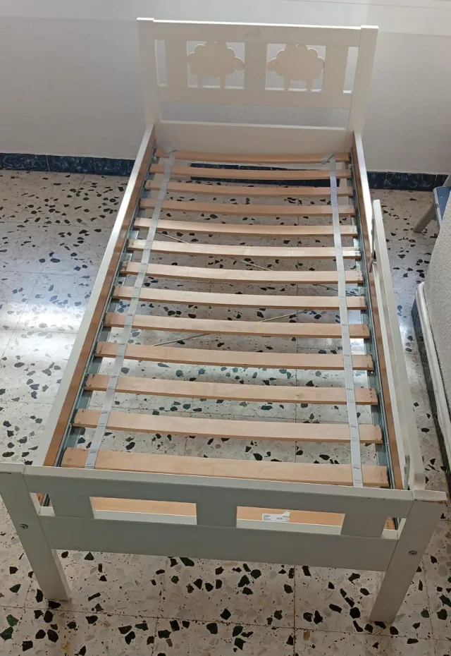 Cama infantil blanca con ovejas