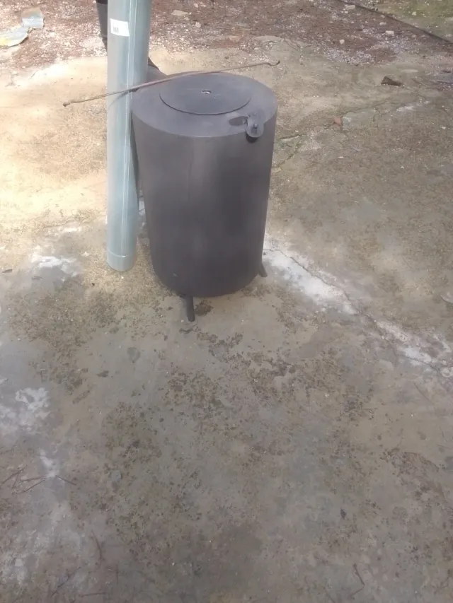 Estufa de leña negra