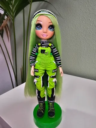Rainbow High Jade Hunter Muñeca