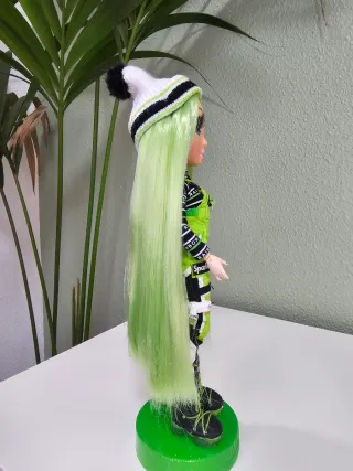 Rainbow High Jade Hunter Muñeca