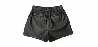 Shorts efecto cuero negro