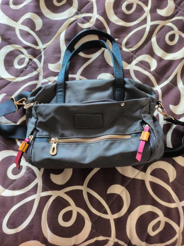 Bolso de hombro gris con detalles rosa