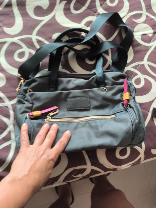 Bolso de hombro gris con detalles rosa