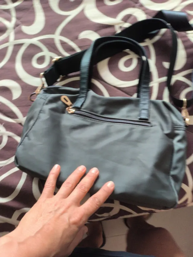 Bolso de hombro gris con detalles rosa