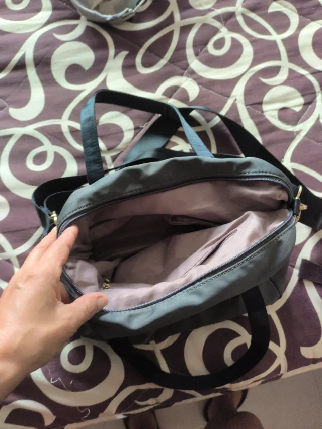 Bolso de hombro gris con detalles rosa