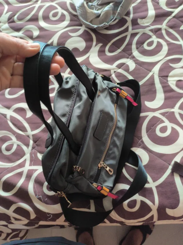 Bolso de hombro gris con detalles rosa