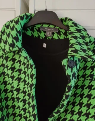 Vestido negro midi y chaqueta verde y negro