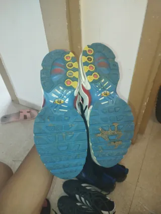 4 Bambas Adidas: 2 Fútbol y 2 Vestir