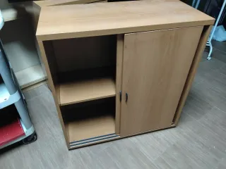 Mueble de madera con puertas correderas