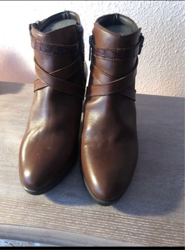Botines marrones con hebilla y cremallera