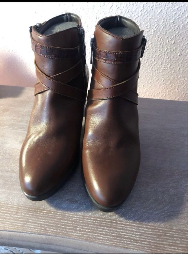 Botines marrones con hebilla y cremallera