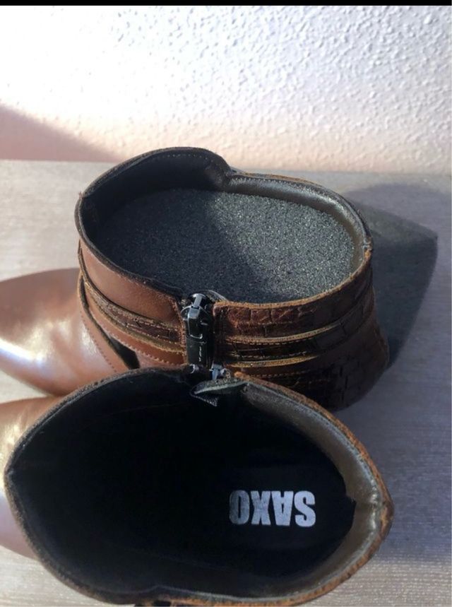 Botines marrones con hebilla y cremallera