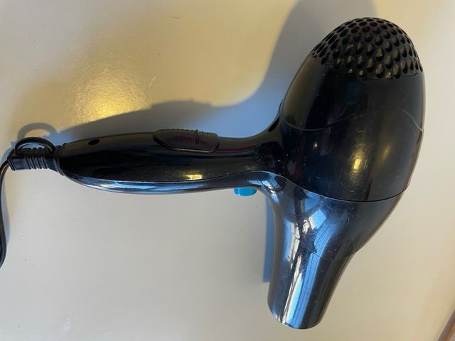 Secador de pelo negro
