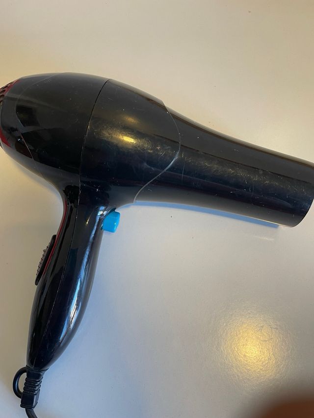 Secador de pelo negro