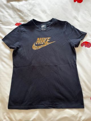 Camiseta Nike Logo Animal Print Negra