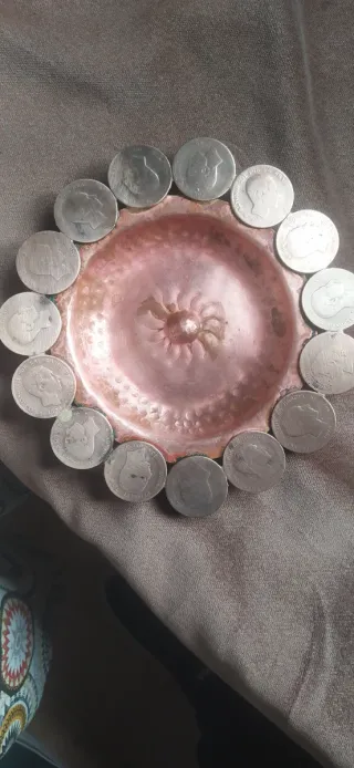 Cenicero antiguo cobre con monedas