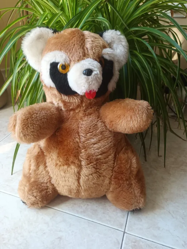 Peluche de mapache con lengua fuera