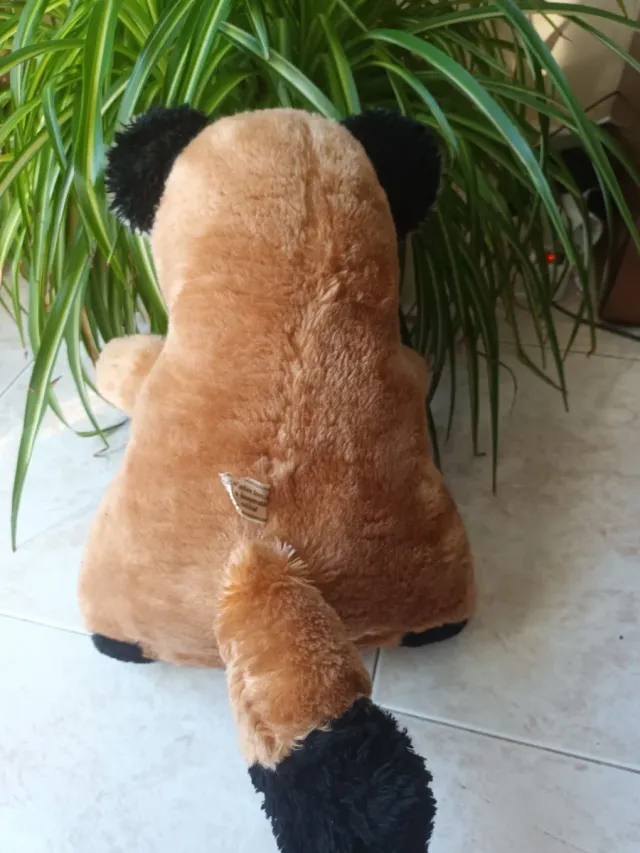 Peluche de mapache con lengua fuera