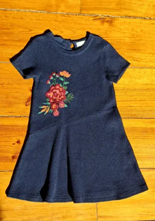 Vestido Zara azul bordado 8 anos