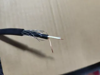 Cable telefónico negro