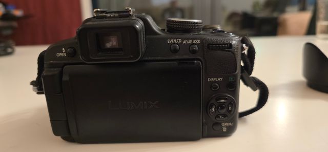 Fotocamera Lumix FZ100 + borsa Lowepro + accessori