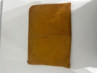 Bolso de mano de cuero mostaza