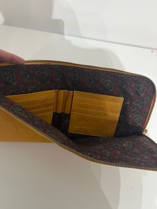 Bolso de mano de cuero mostaza