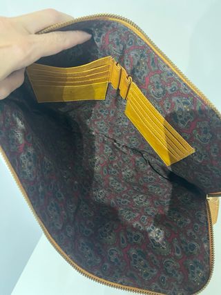 Bolso de mano de cuero mostaza