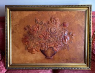 Cuadro de cuero repujado y marco de madera dorada