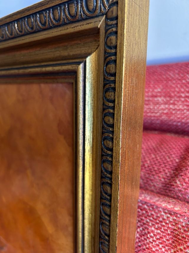 Cuadro de cuero repujado y marco de madera dorada