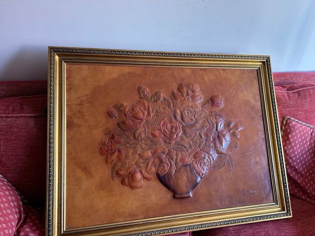 Cuadro de cuero repujado y marco de madera dorada