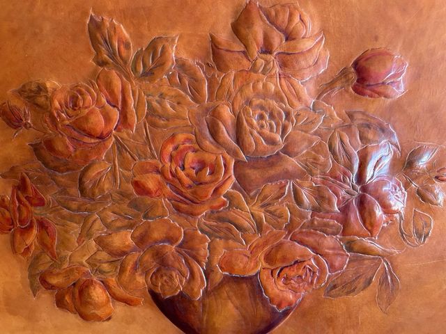 Cuadro de cuero repujado y marco de madera dorada