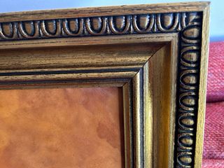 Cuadro de cuero repujado y marco de madera dorada