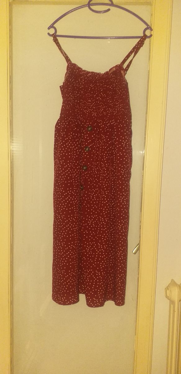 Color rojo oscuro con lunares rosa claro