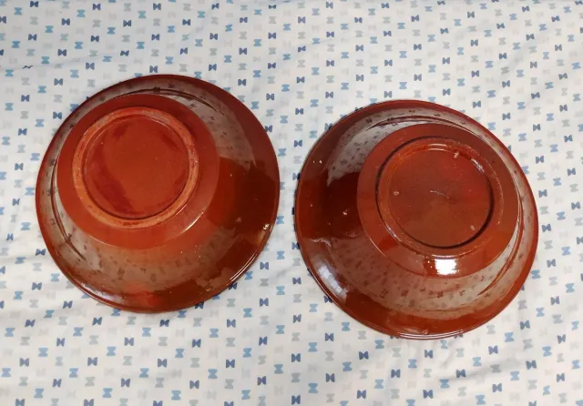 Due maialini in argilla smaltata