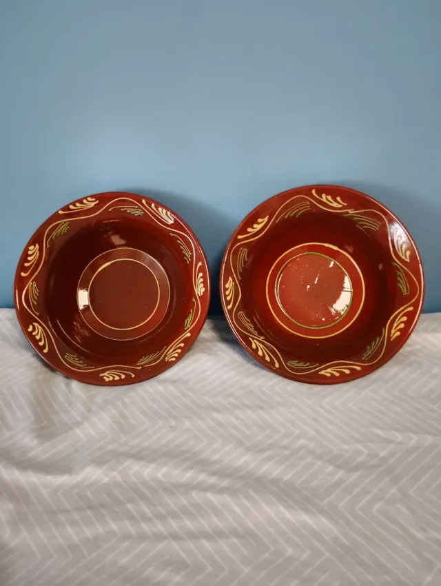 Due maialini in argilla smaltata