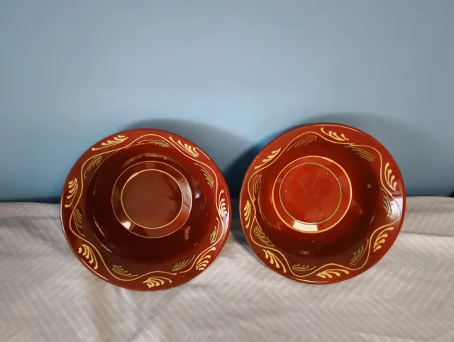 Due maialini in argilla smaltata