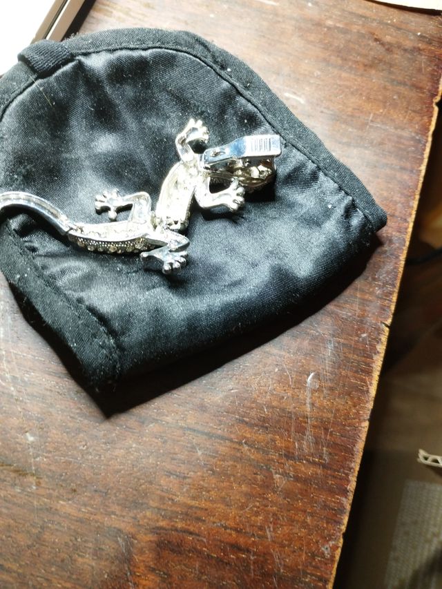 Spilla a forma di salamandra in argento e multicolore