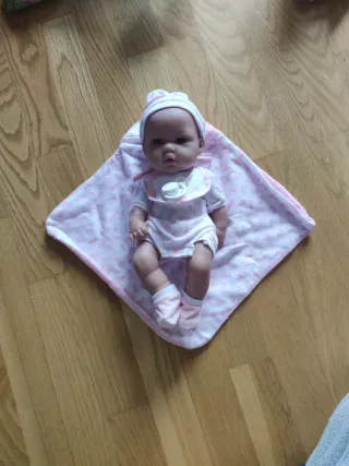 Muñeca bebé con chupete y manta