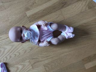 Muñeca bebé con chupete y manta