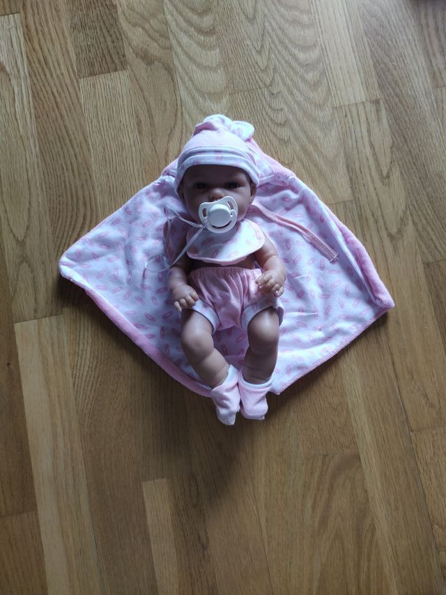 Muñeca bebé con chupete y manta